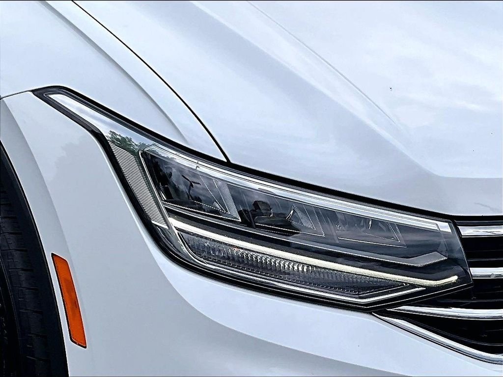 Used 2023 White Volkswagen 2.0T SE image 31