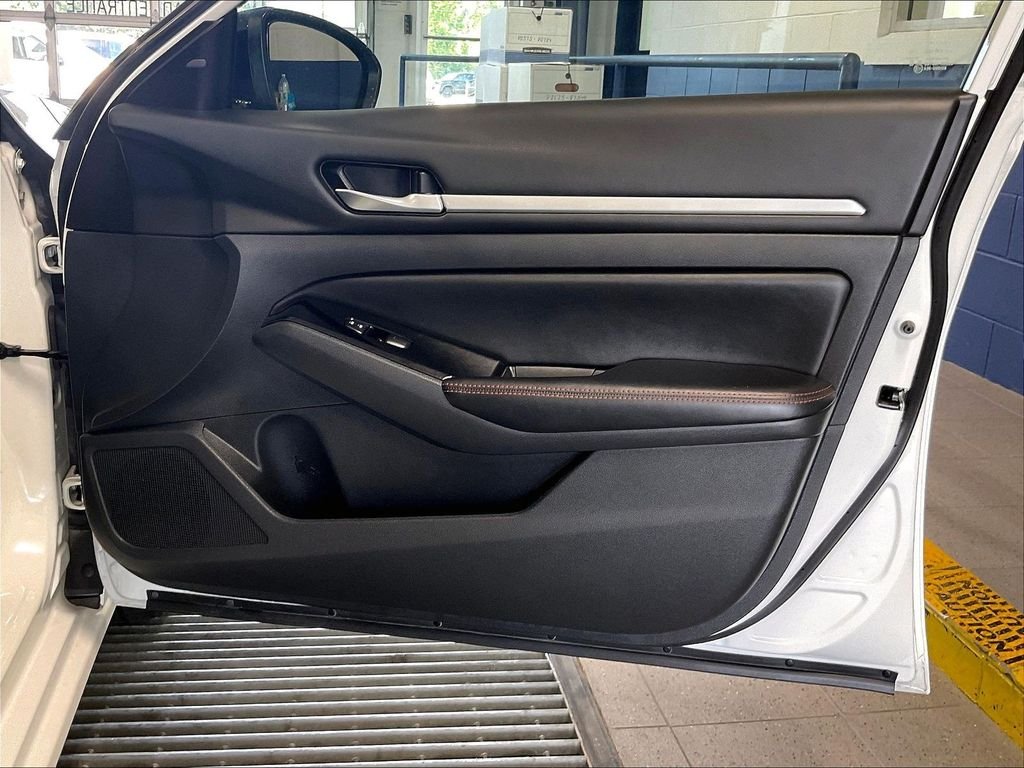 Used 2024 White Nissan 2.5 SR image 12