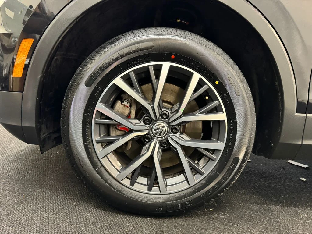 Used 2019 Black Volkswagen 2.0T SE image 13