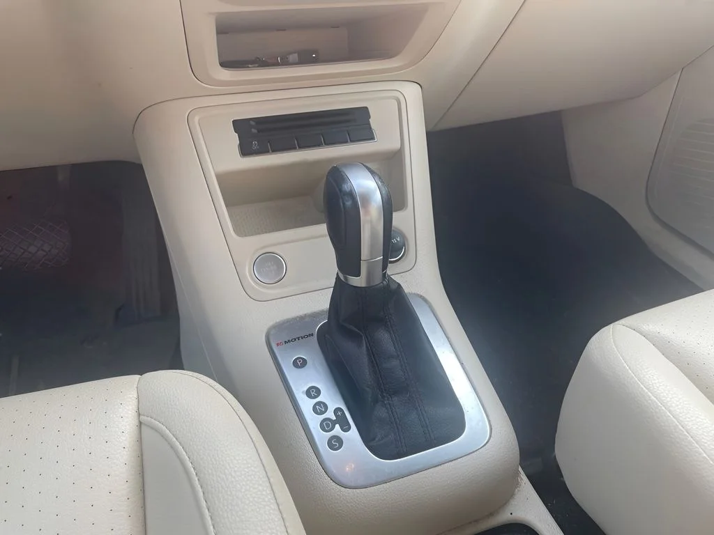 Used 2016 White Volkswagen SE image 12
