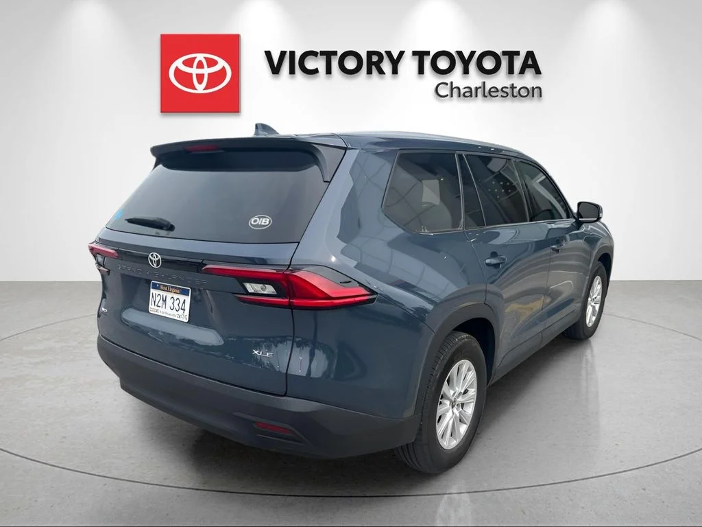 Used 2025 White Toyota XLE image 7