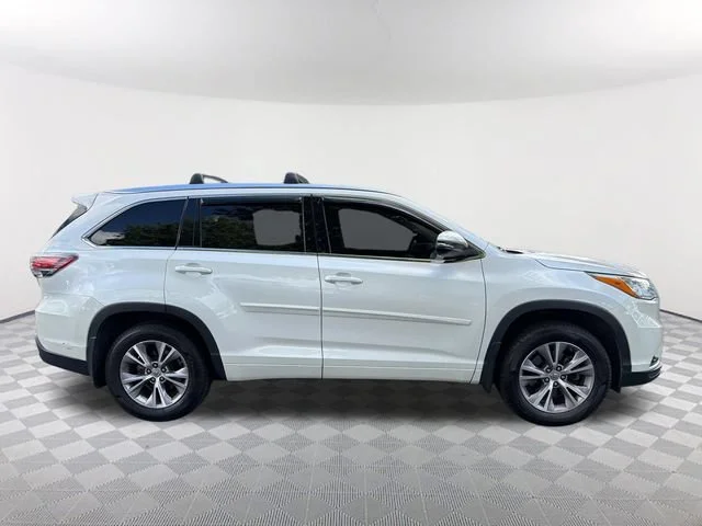 Used 2015 White Toyota XLE V6 image 4