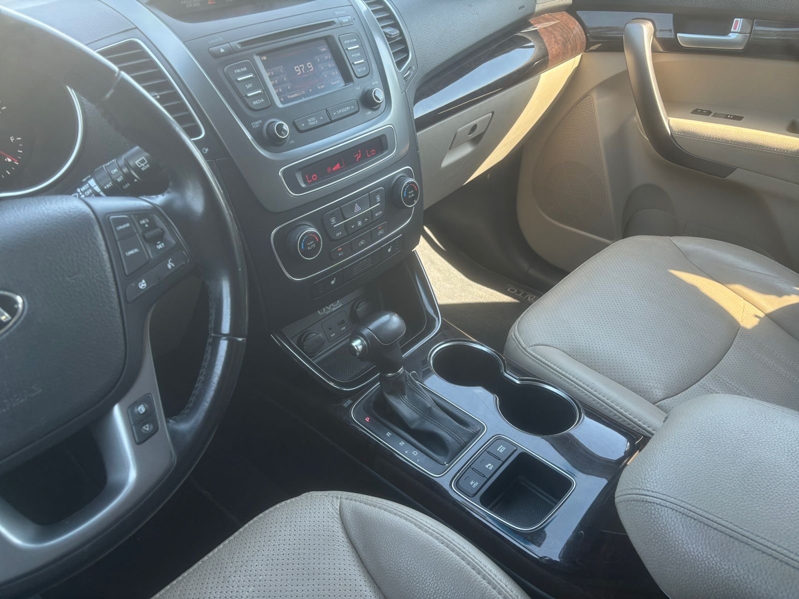 Used 2015 White Kia EX image 28