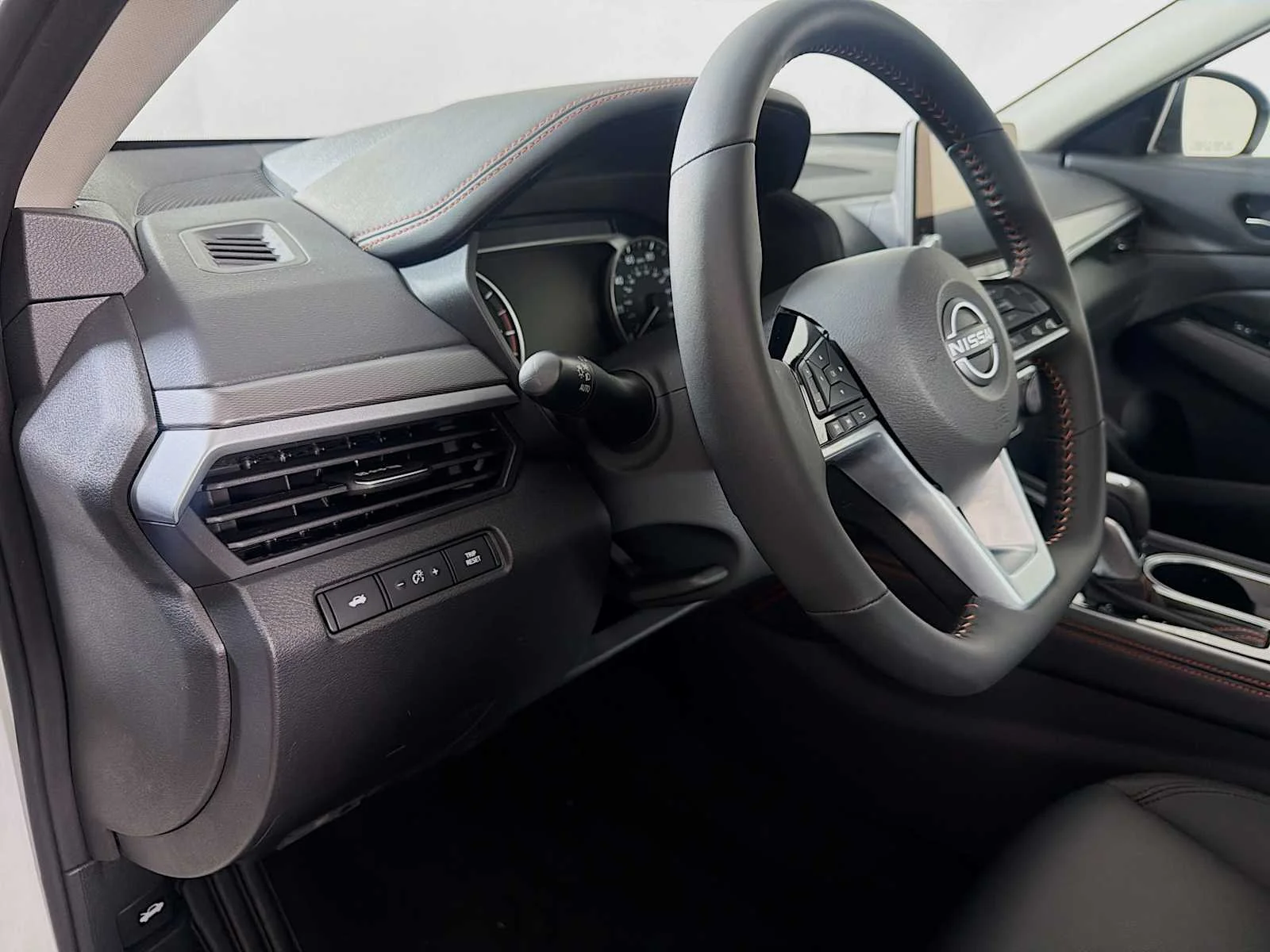 Certified Used 2025 Pearl White Tricoat Nissan SR image 8