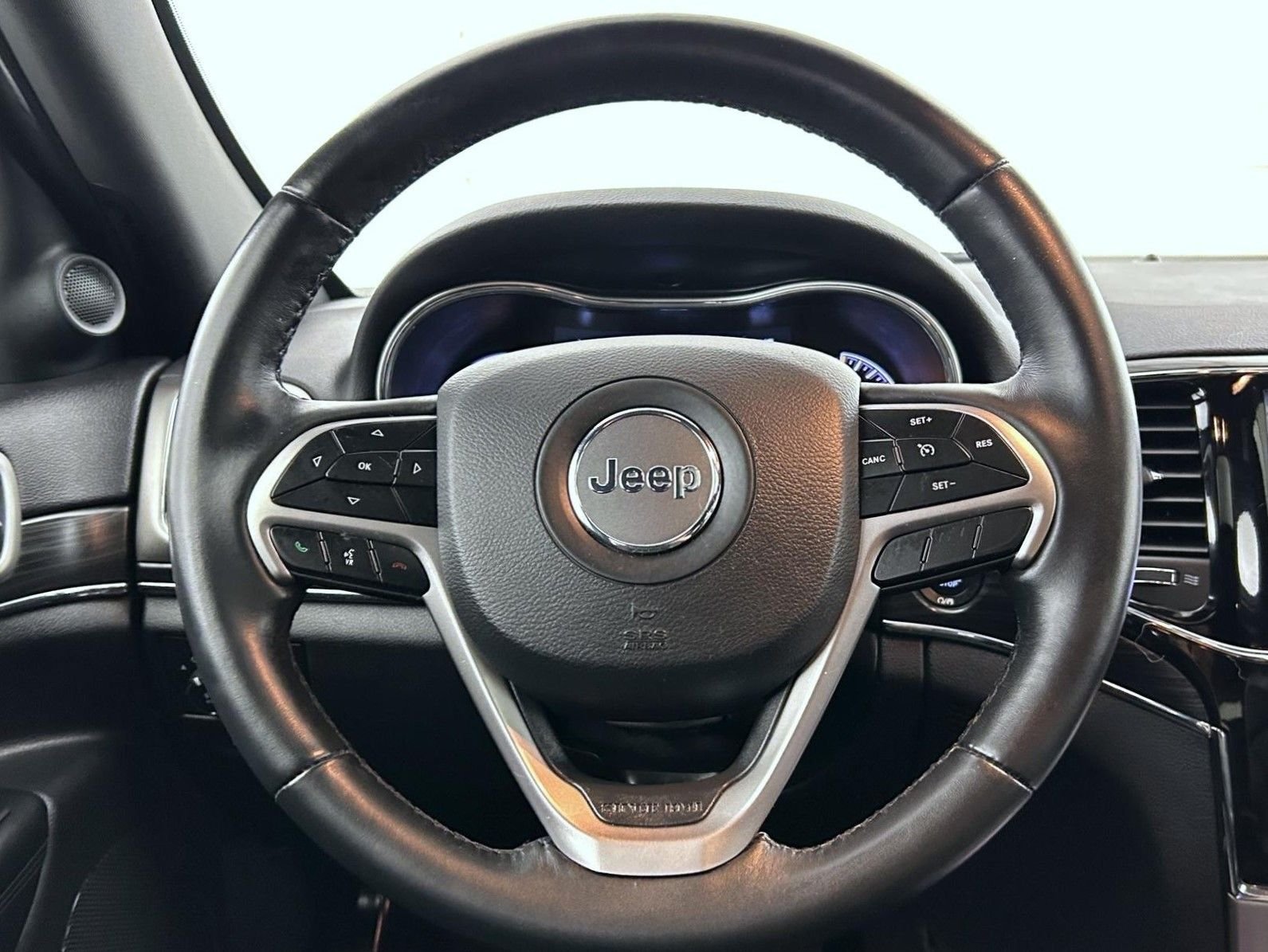 Used 2019 Silver Jeep Limited image 11