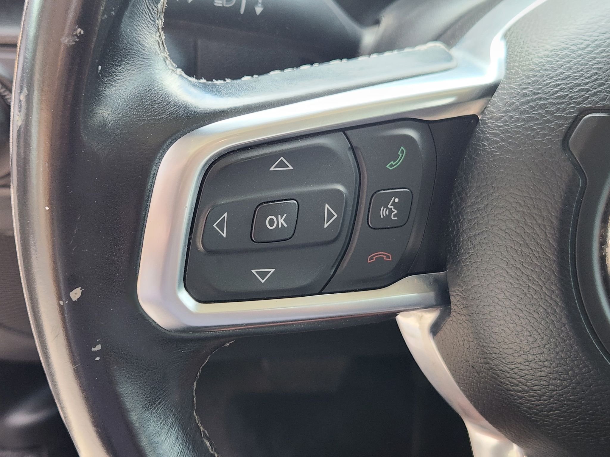 Used 2018 Billet Silver Metallic Clearcoat Jeep Sahara image 29