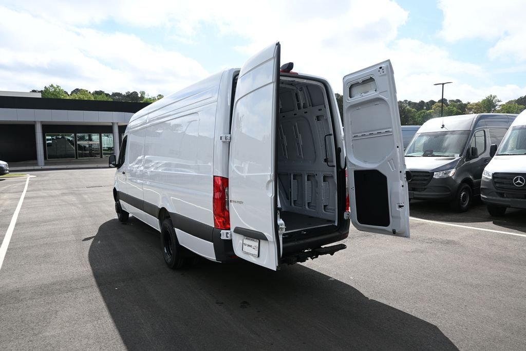 Used 2026 Arctic White Mercedes-Benz Cargo 170 WB image 28