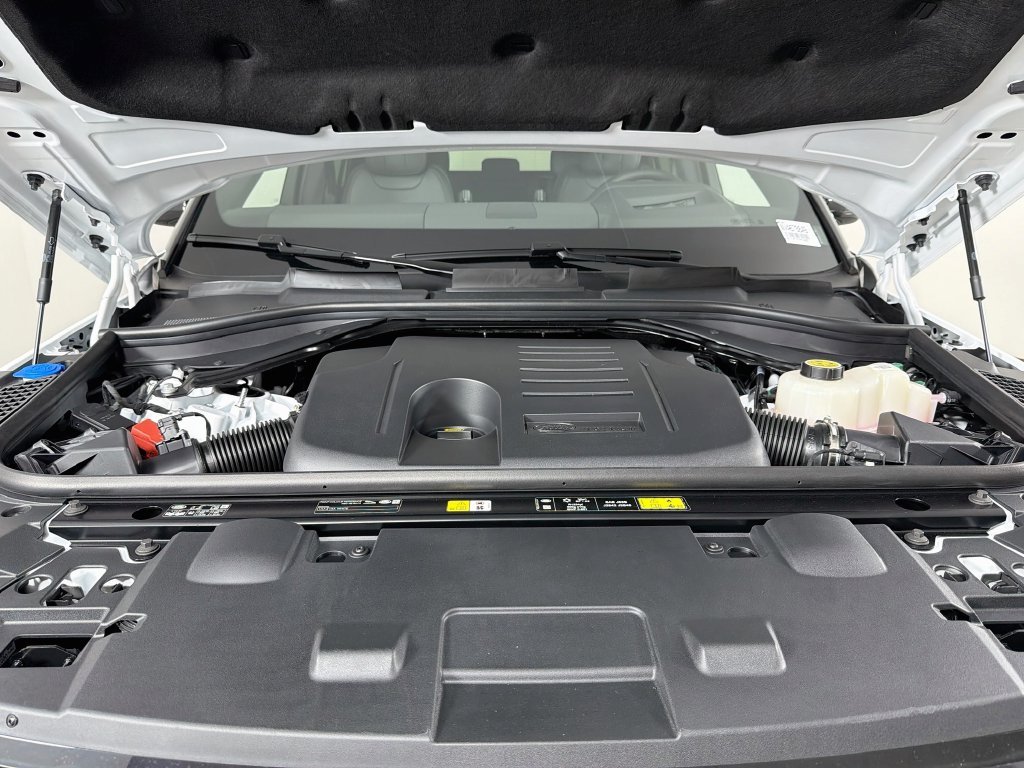 New 2027 Fuji White Land Rover Dynamic SE image 32
