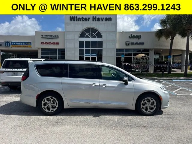2023 Chrysler Pacifica Limited's photo