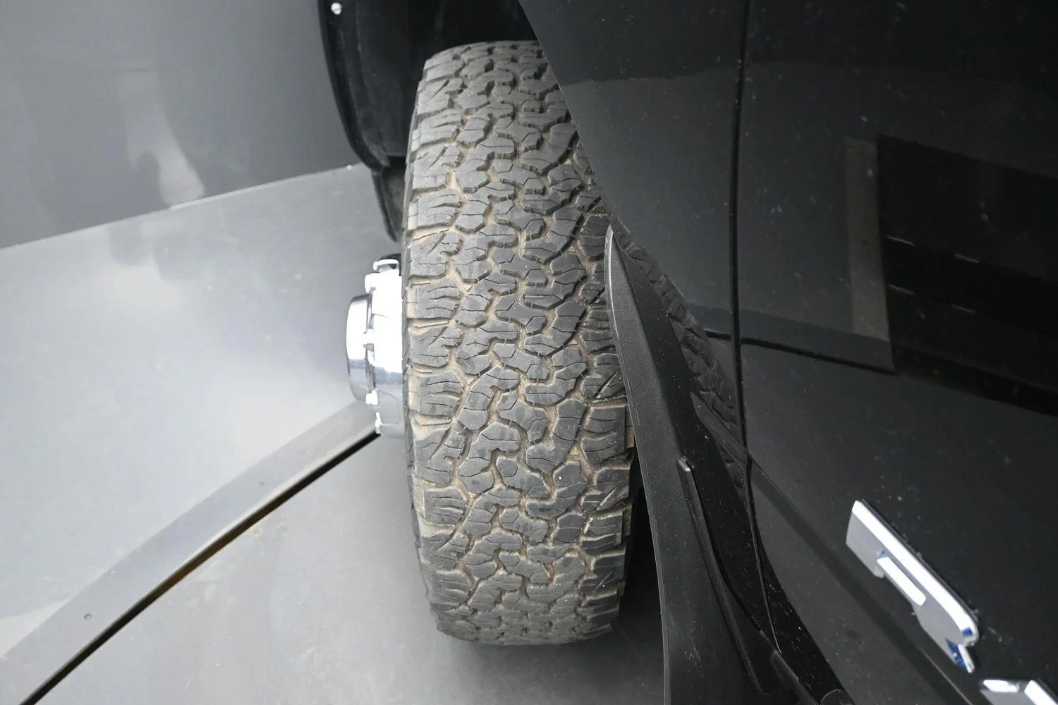 Used 2024 Diamond Black Crystal Pearlcoat Ram Laramie image 5