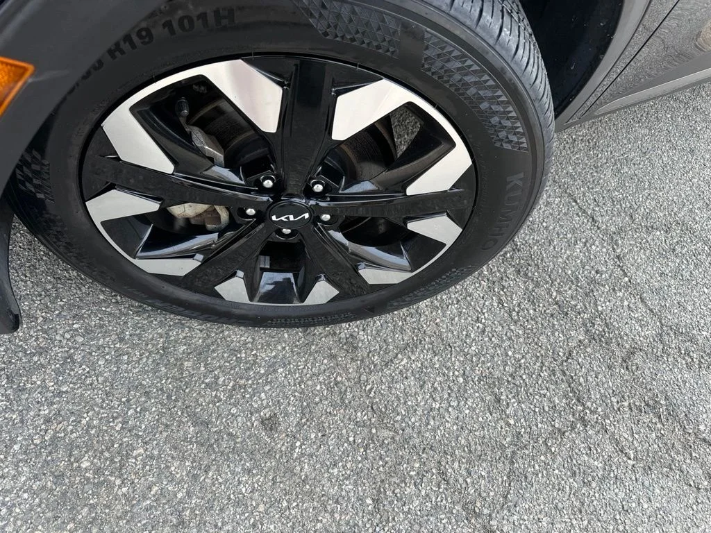 Used 2023 Black Kia X-Line image 2