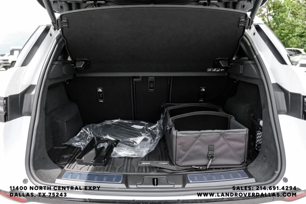 New 2026 Ostuni Pearl Wht Prem Met Land Rover Hoxton Edition image 45