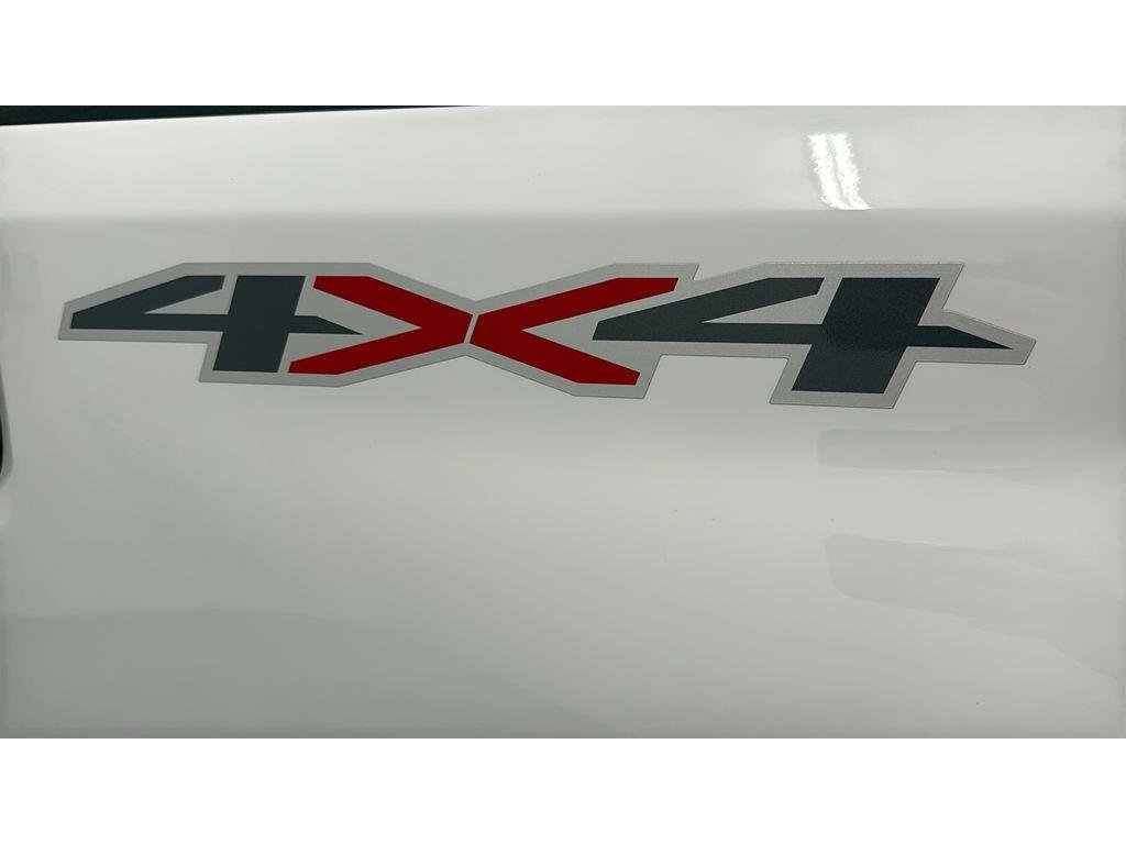 Used 2025 Summit White Chevrolet LT image 9