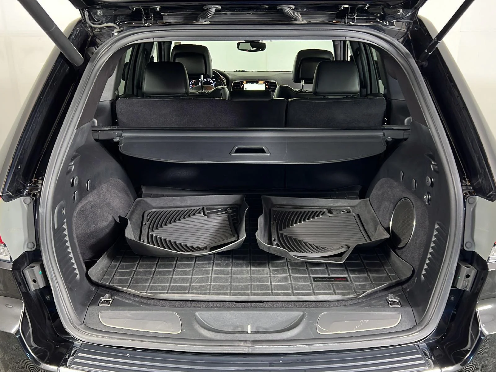 Used 2020 Diamond Black Crystal Pearlcoat Jeep Overland image 23