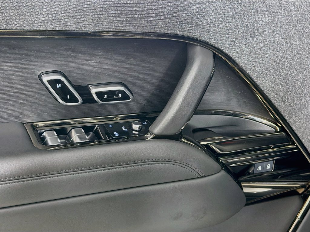 Used 2025 Gray Land Rover Dynamic SE image 18