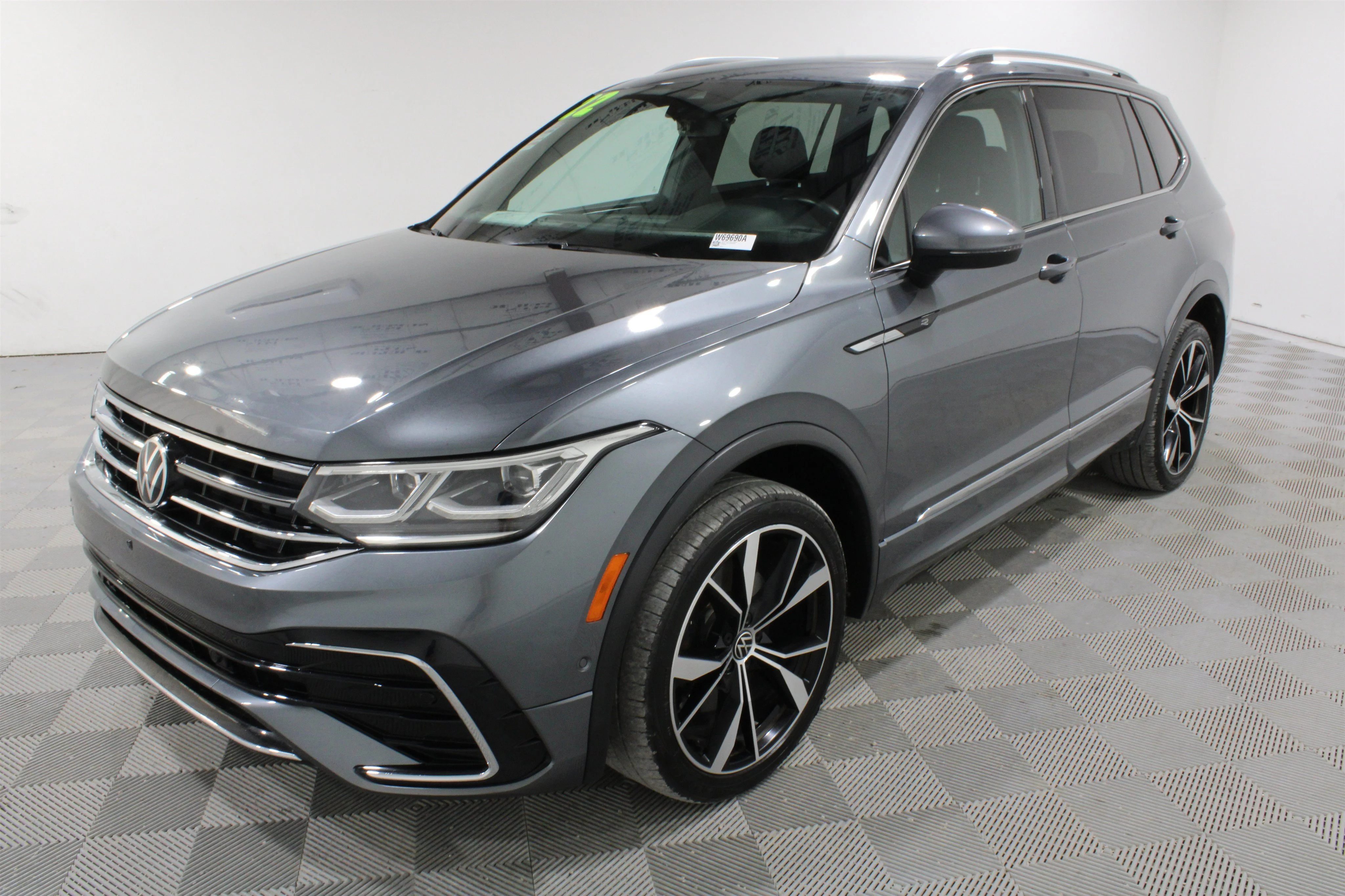Used 2022 Gray Volkswagen SEL R-Line image 32