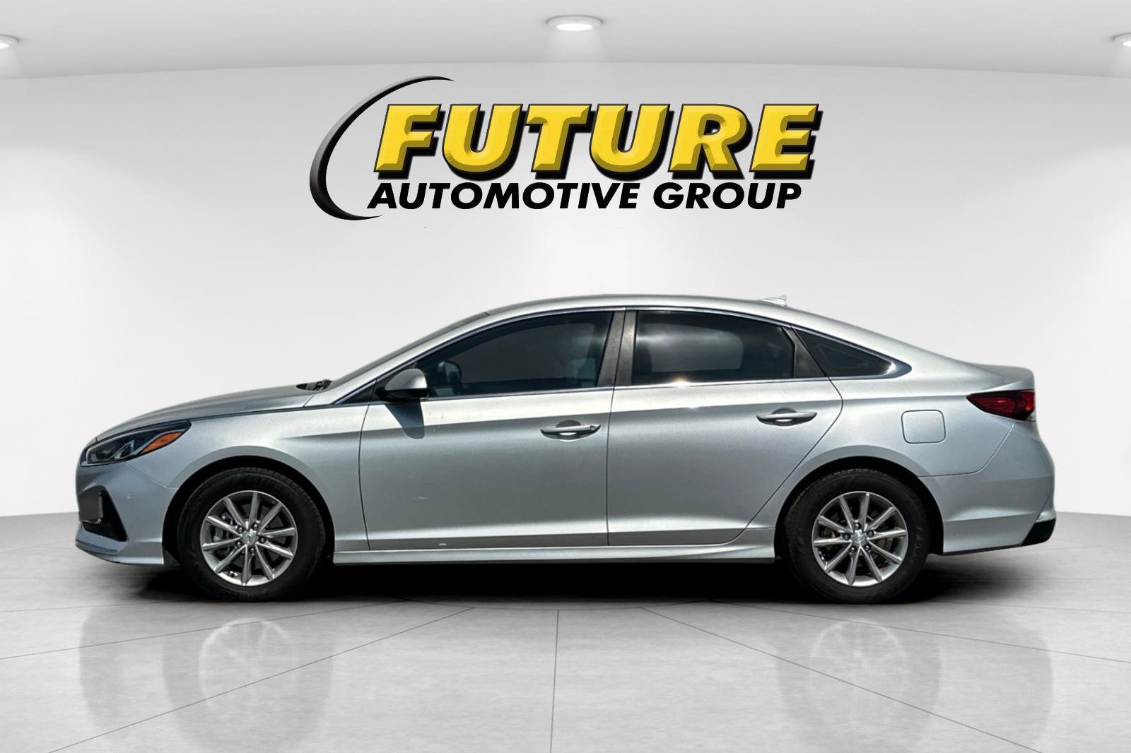 Used 2018 Silver Hyundai SE image 7