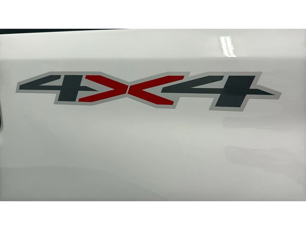 Used 2025 Summit White Chevrolet LT image 9