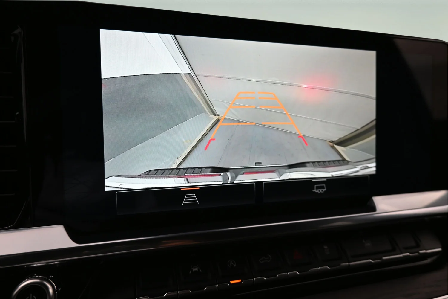 Used 2025 White GMC SLT image 8