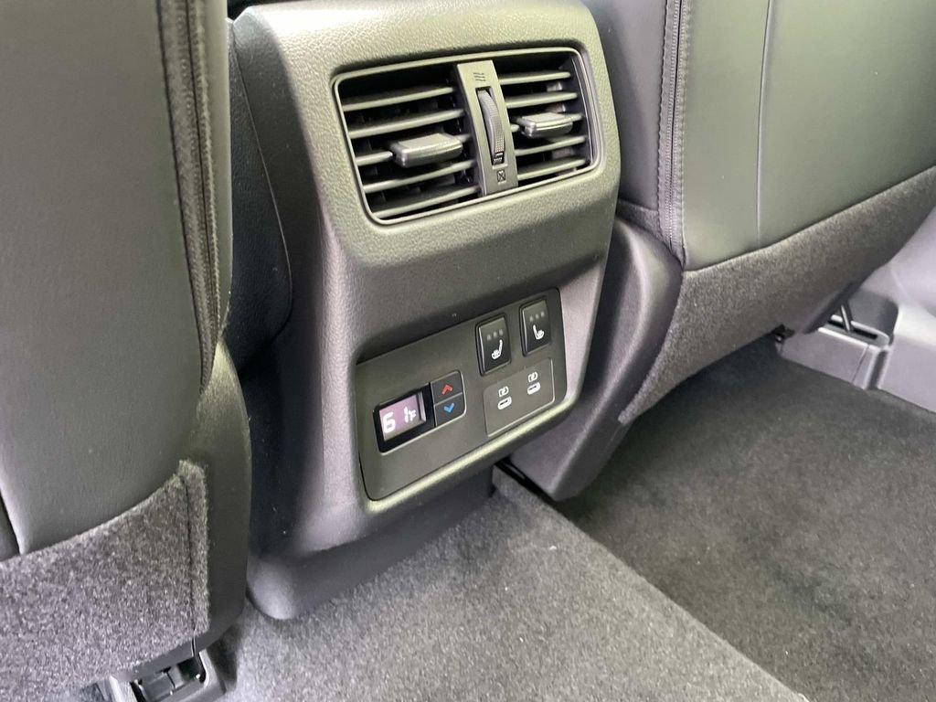 New 2026 Champagne Silver Metallic / Super Black Two-tone Nissan Platinum image 3