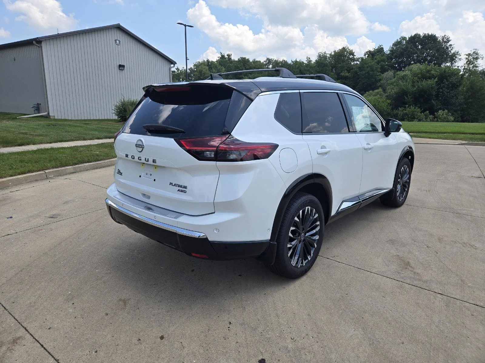 New 2026 Everest White Pearl/Super Black Nissan Platinum image 3
