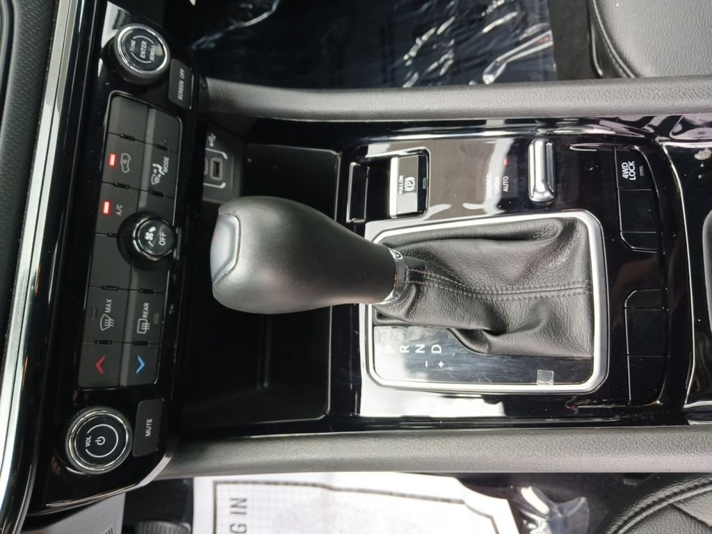 Used 2026 White Jeep Latitude image 24