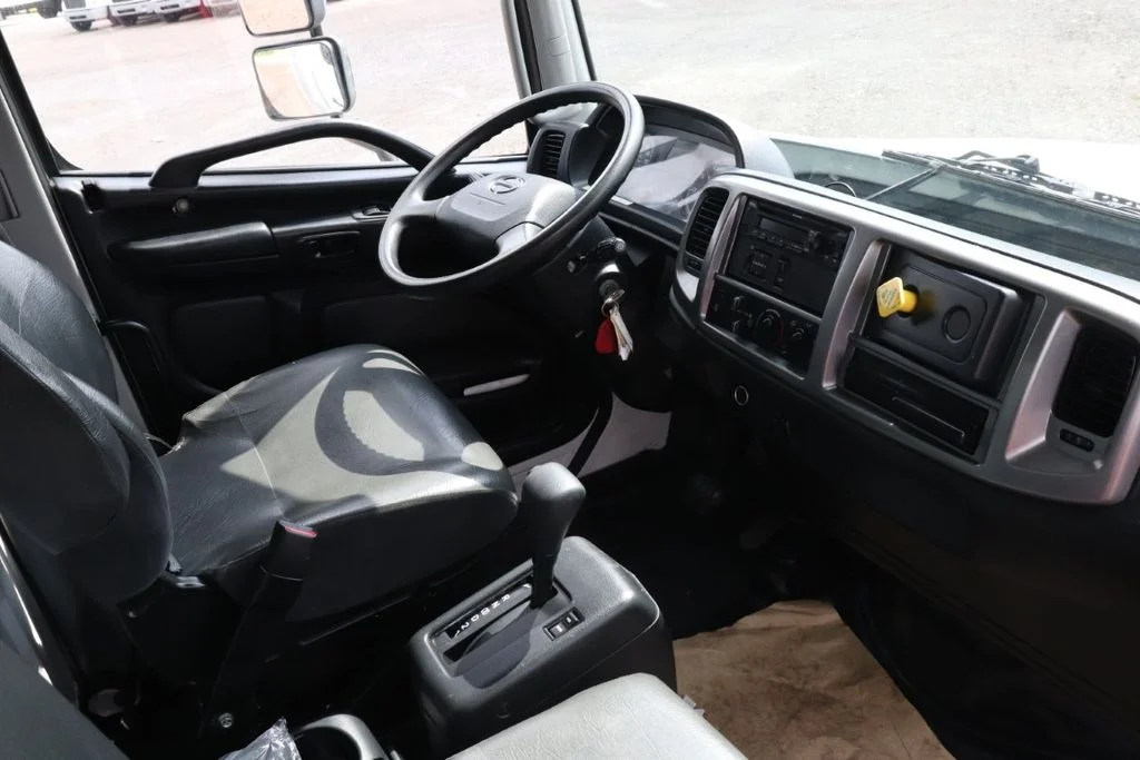 Used 2020  Hino 268 image 12