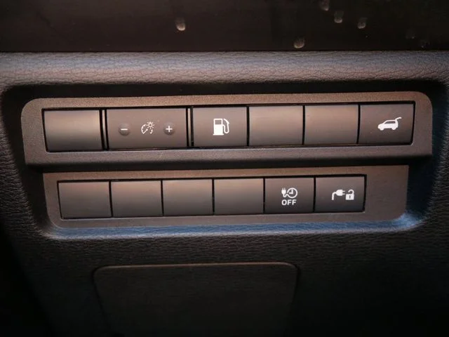 Used 2023 White Diamond/Black Roof Mitsubishi SE image 16