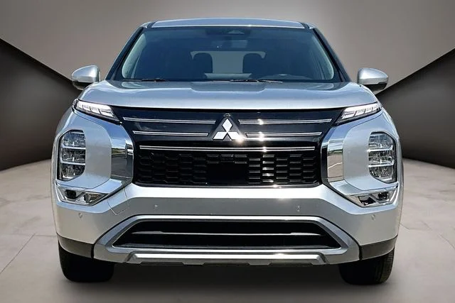 Used 2025 Gray Mitsubishi SE image 3