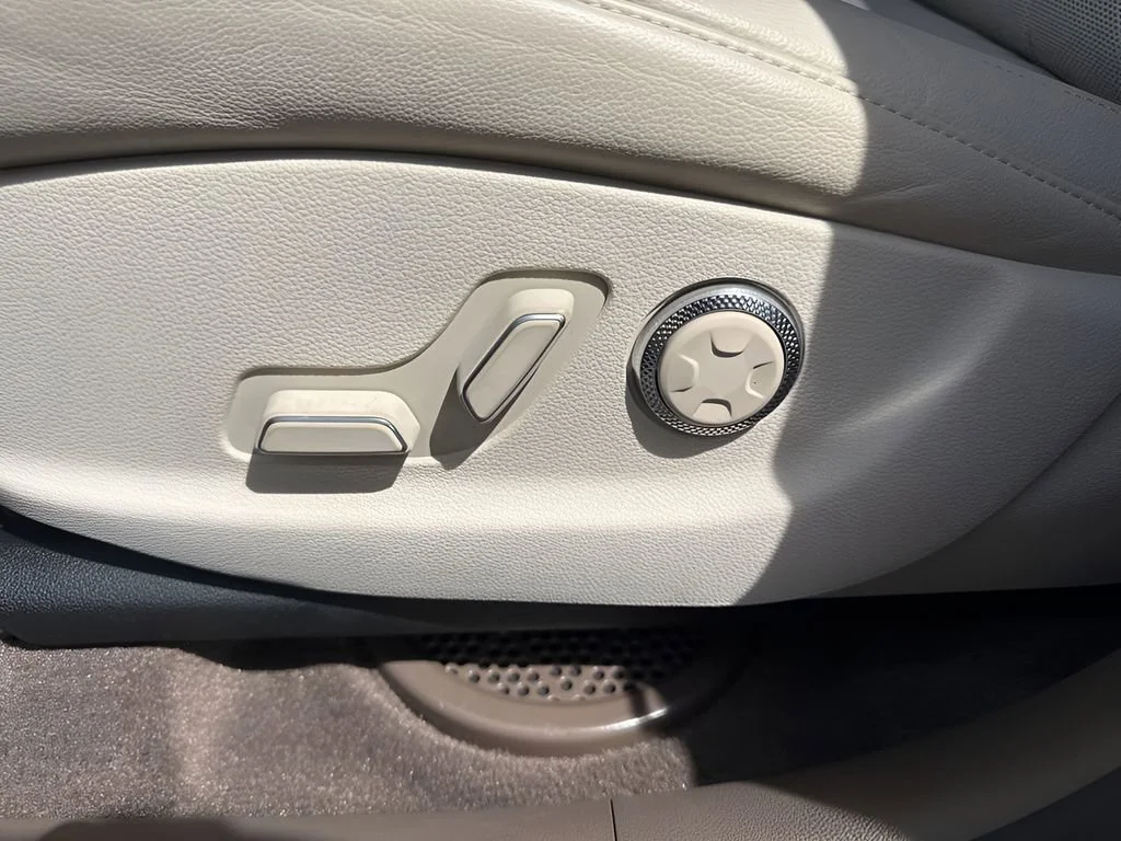 Used 2023  Genesis  image 10