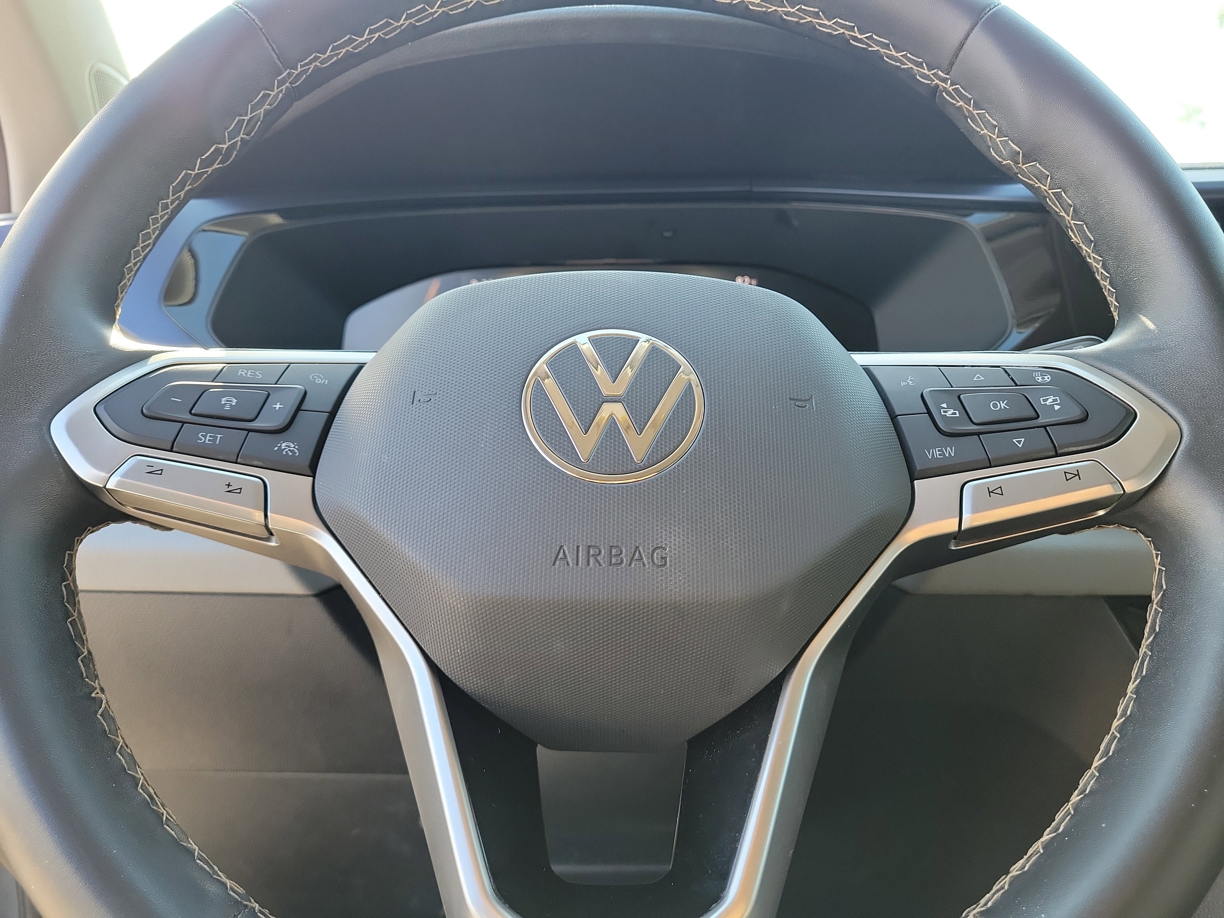 Used 2023  Volkswagen SE image 18