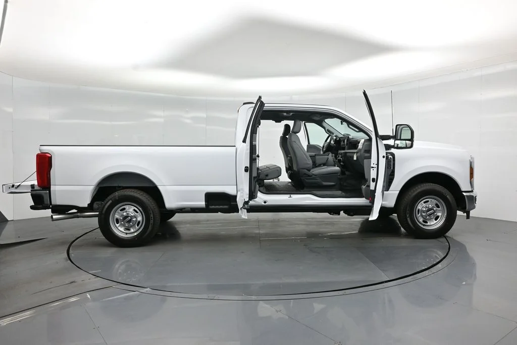 New 2026 Oxford White Ford XL image 4