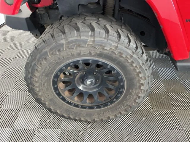 Used 2015 Red Jeep Sahara image 9