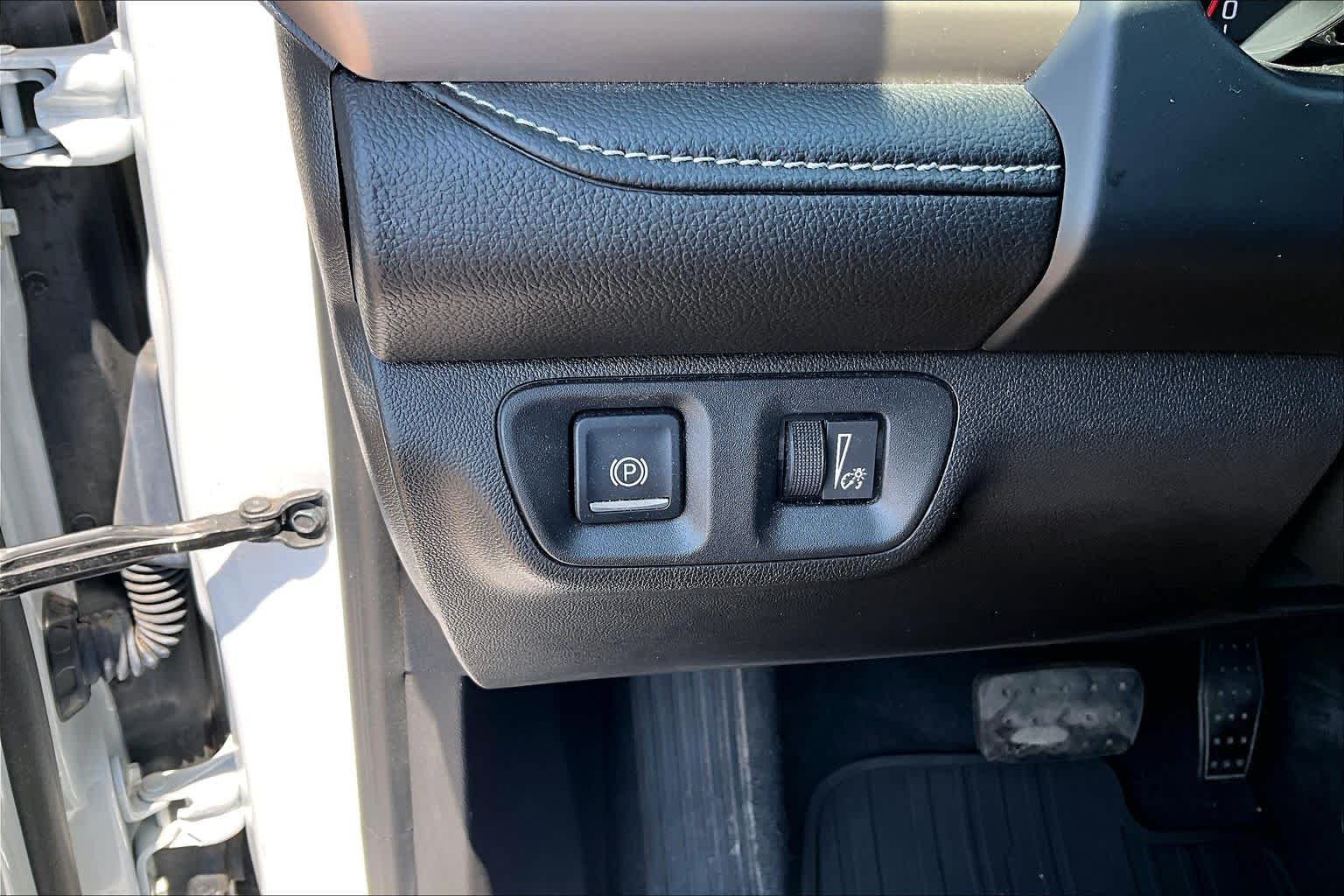 Used 2018 White Frost Tricoat GMC Denali image 29