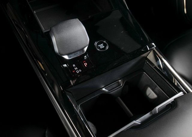 New 2026 Borasco Grey Land Rover SE image 13