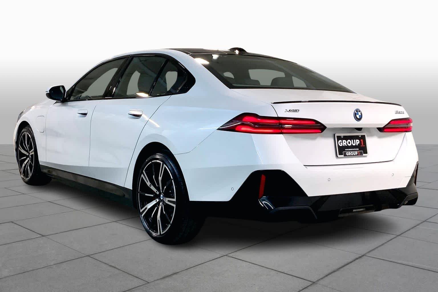 New 2026 Mineral White Metallic BMW 550e xDrive image 12