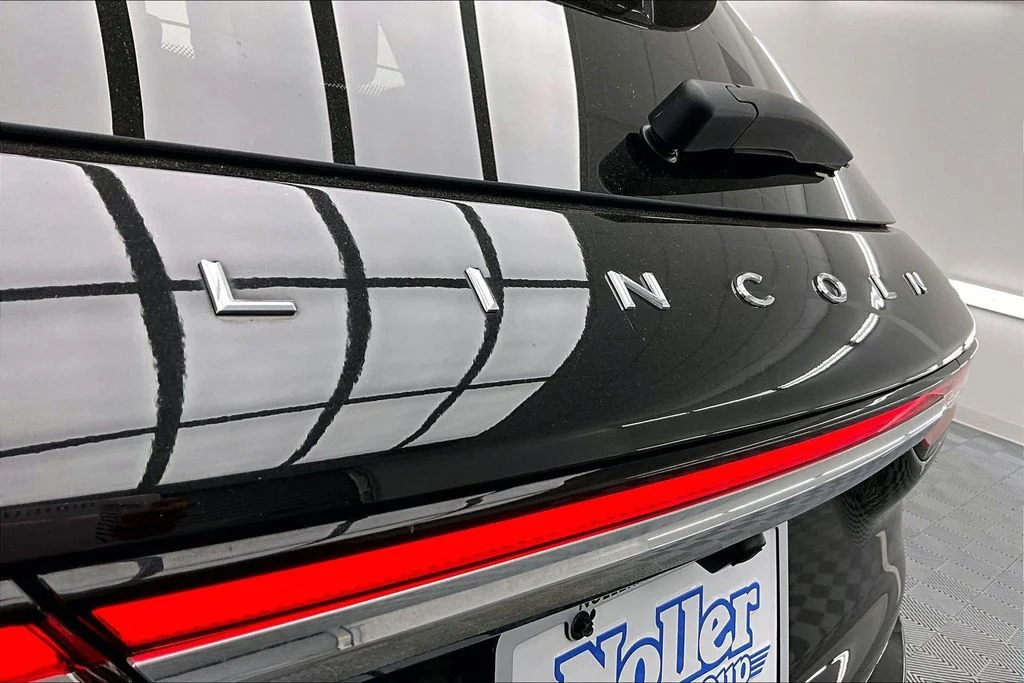 Used 2022 Black Metallic Lincoln Standard image 8