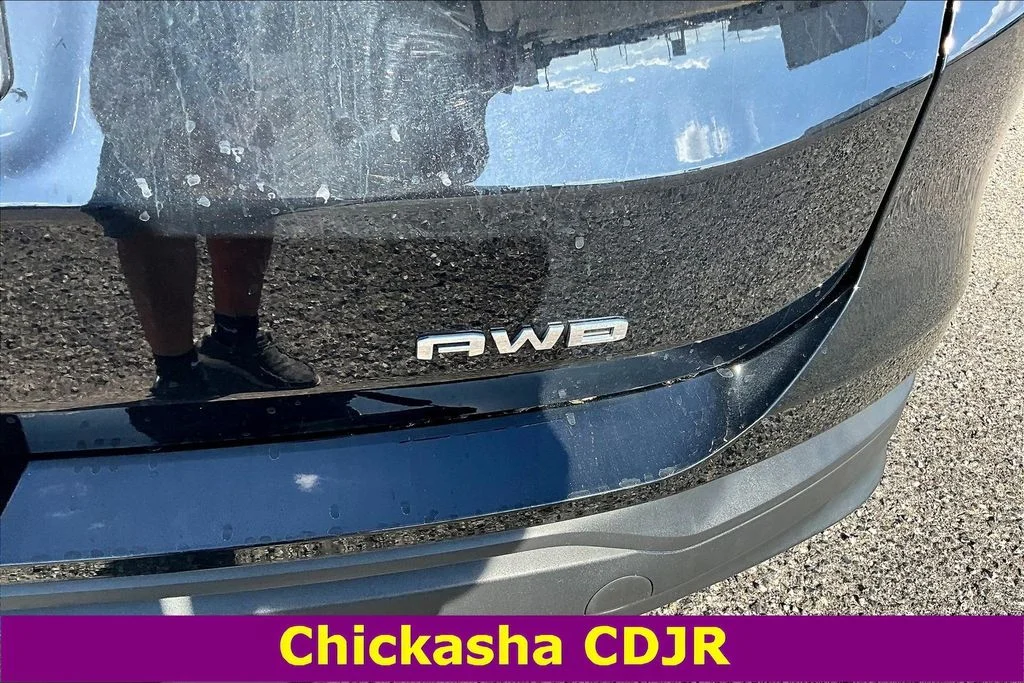 Used 2022 Black GMC SLE image 23