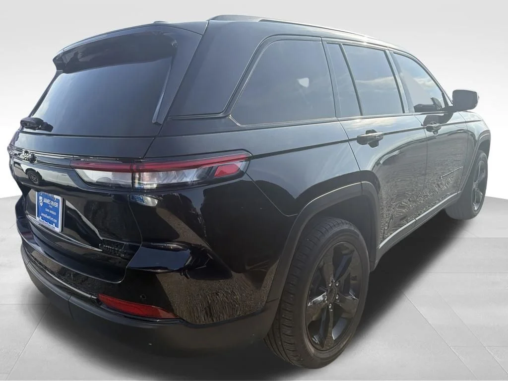 Used 2023 Diamond Black Jeep Limited image 30