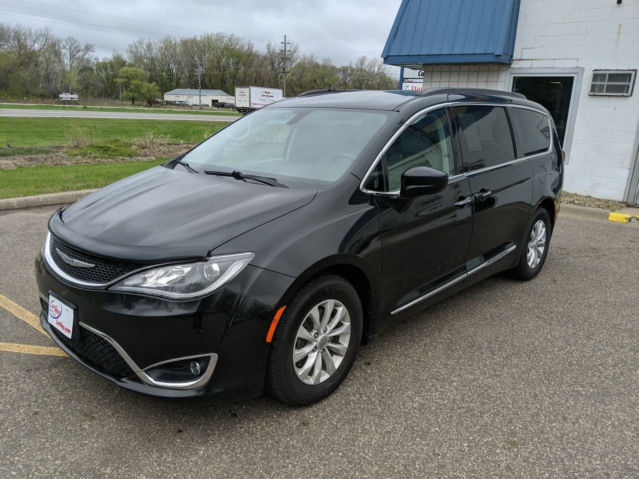 2017 Chrysler Pacifica Touring L photo 3