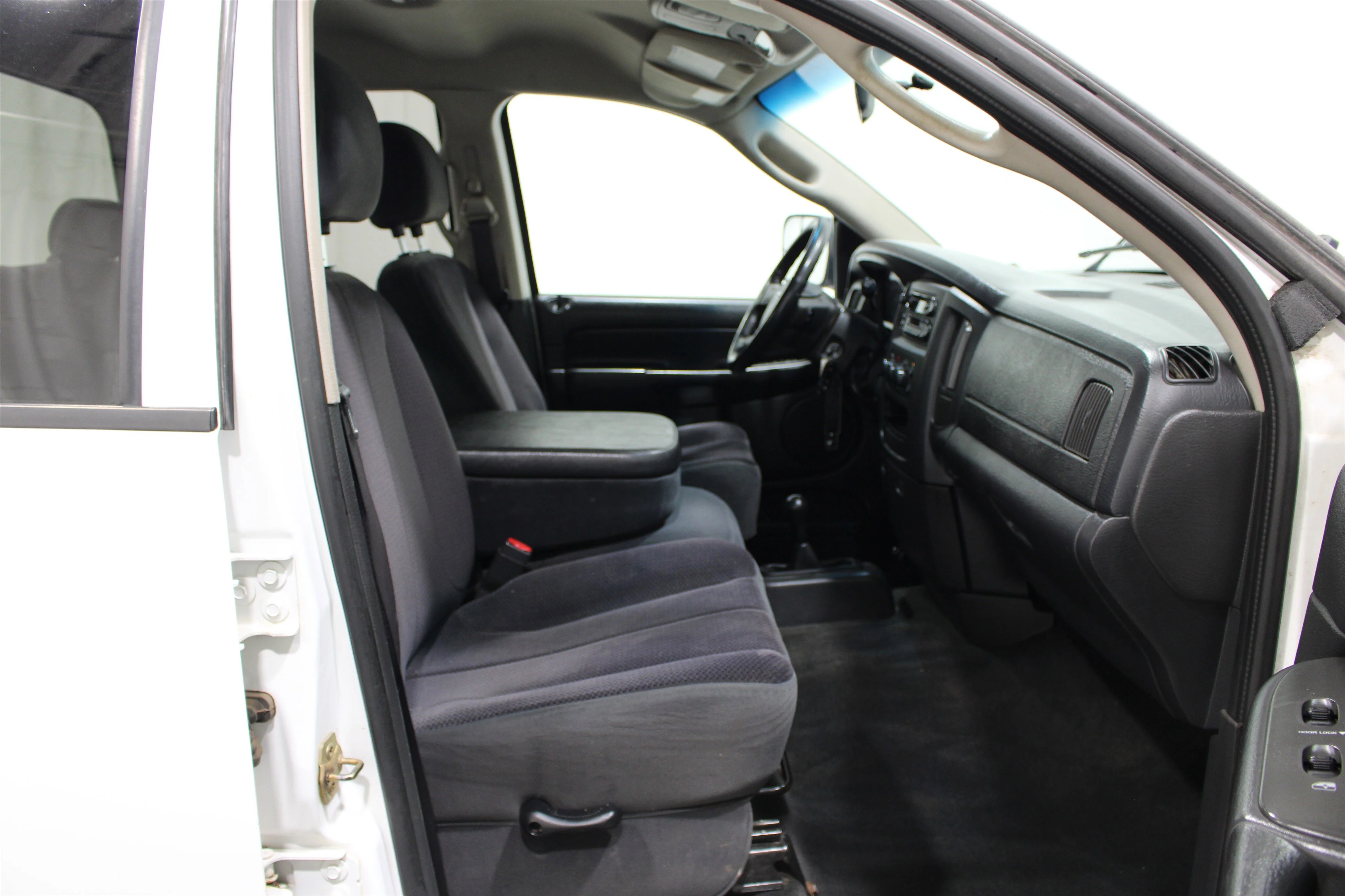 Used 2005 Bright White Dodge SLT image 20