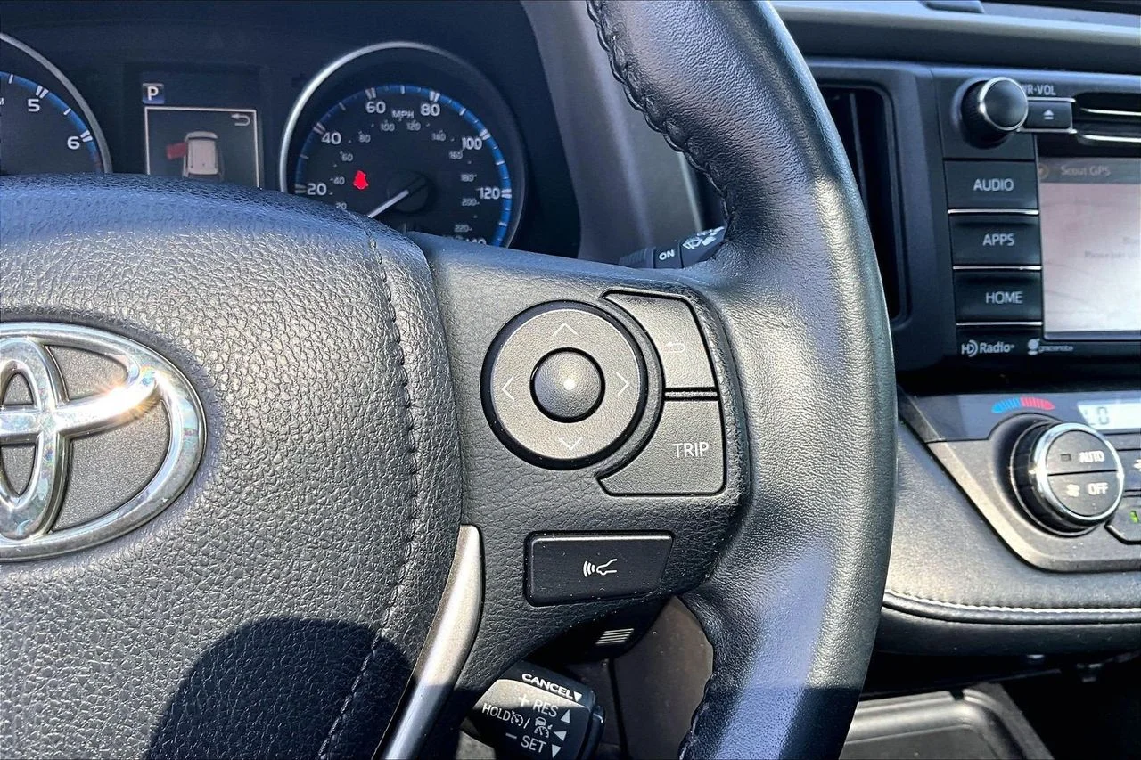 Used 2018 Gray Toyota XLE image 29