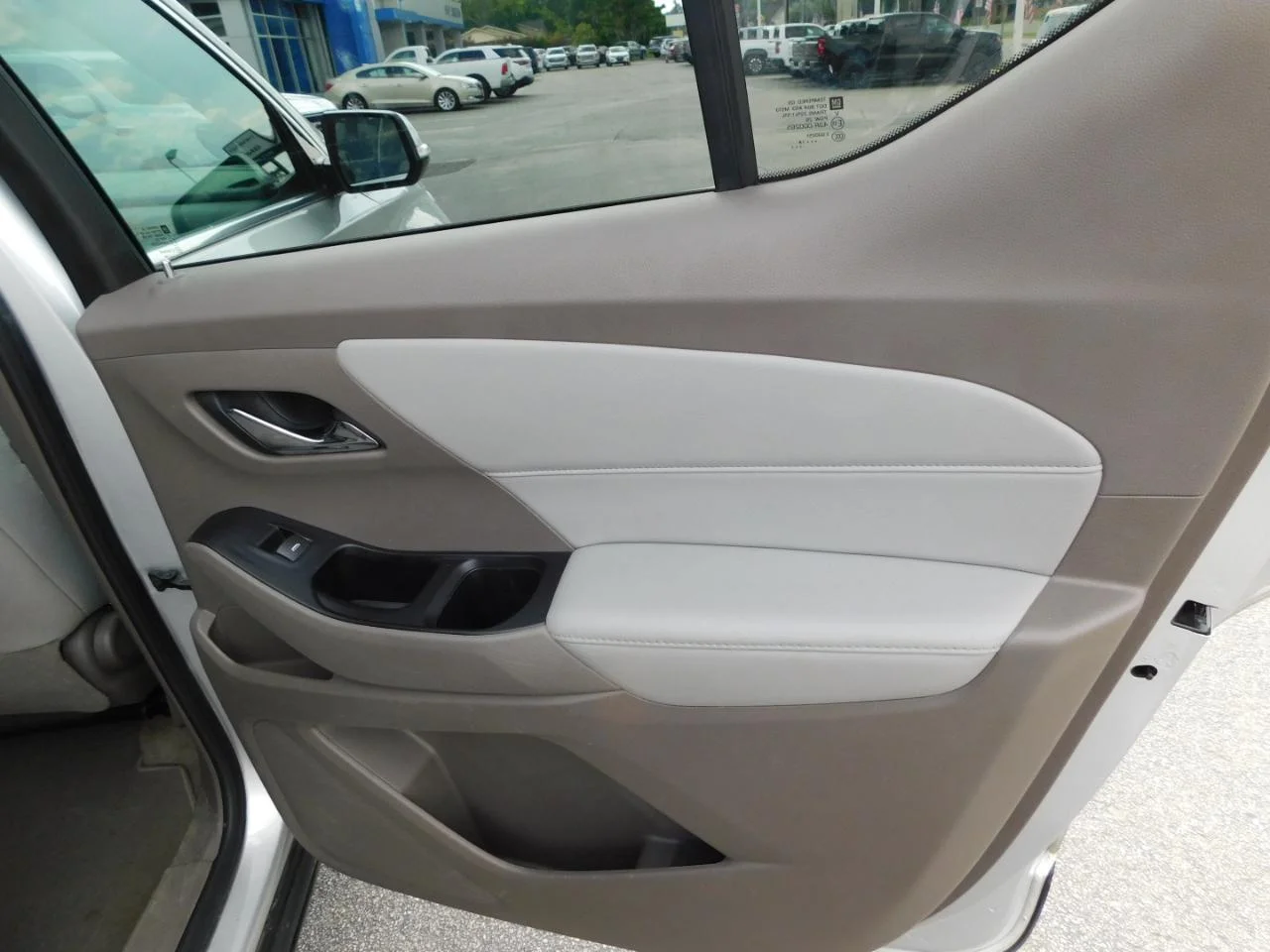 Used 2018 Silver Chevrolet FWD 4DR LT CLOTH W/1LT image 10