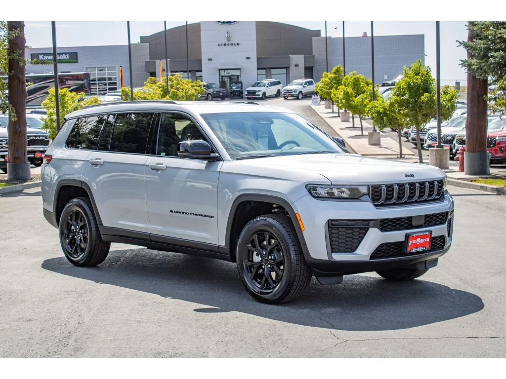 New 2026 Silver Zynith Exterior Paint Jeep Laredo Altitude image 2