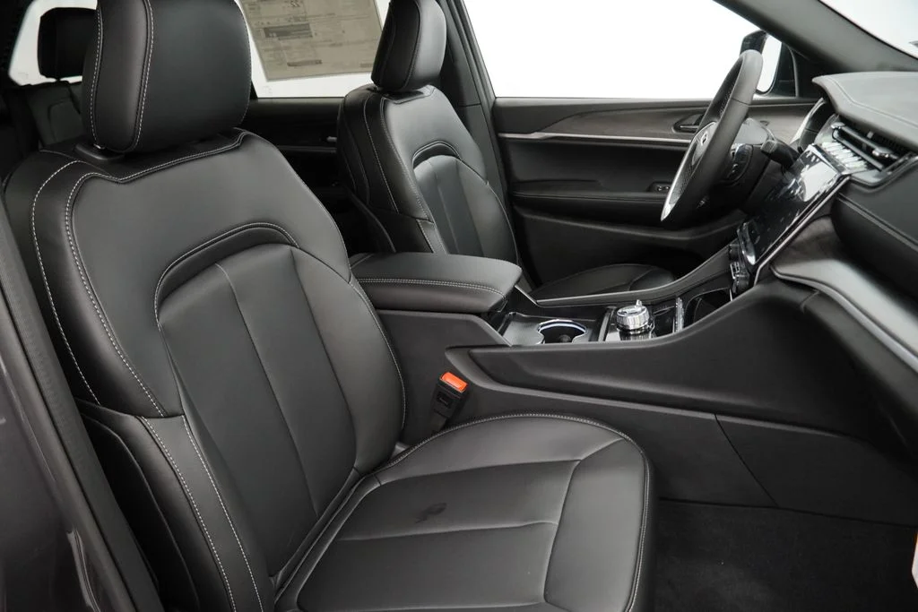 Used 2025 Gray Jeep Limited image 34