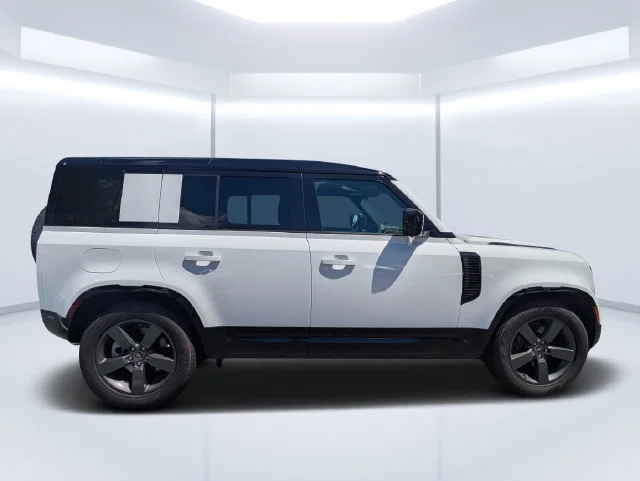 Used 2025 Fuji White Land Rover X-Dynamic SE image 4