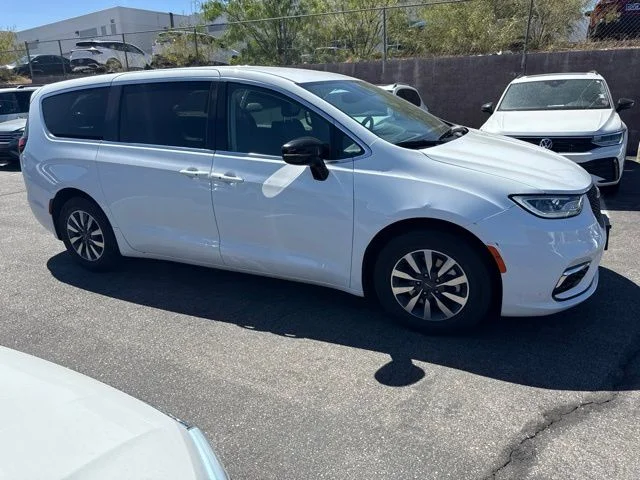 Used 2024 White Chrysler Select image 3