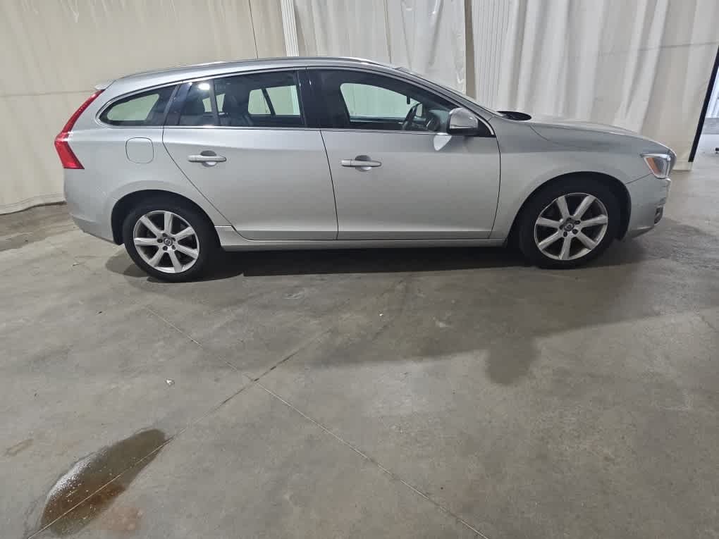 Used 2016 Silver Volvo T5 Drive-E Platinum image 7
