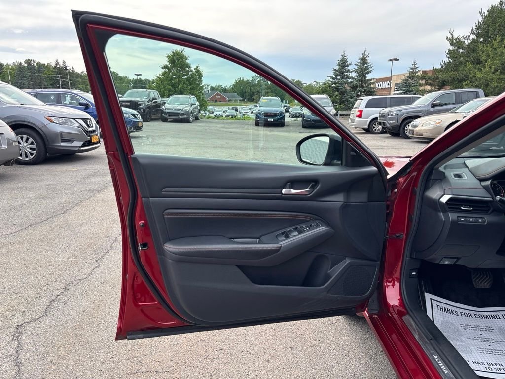 Used 2020 Red Nissan 2.5 SR image 15