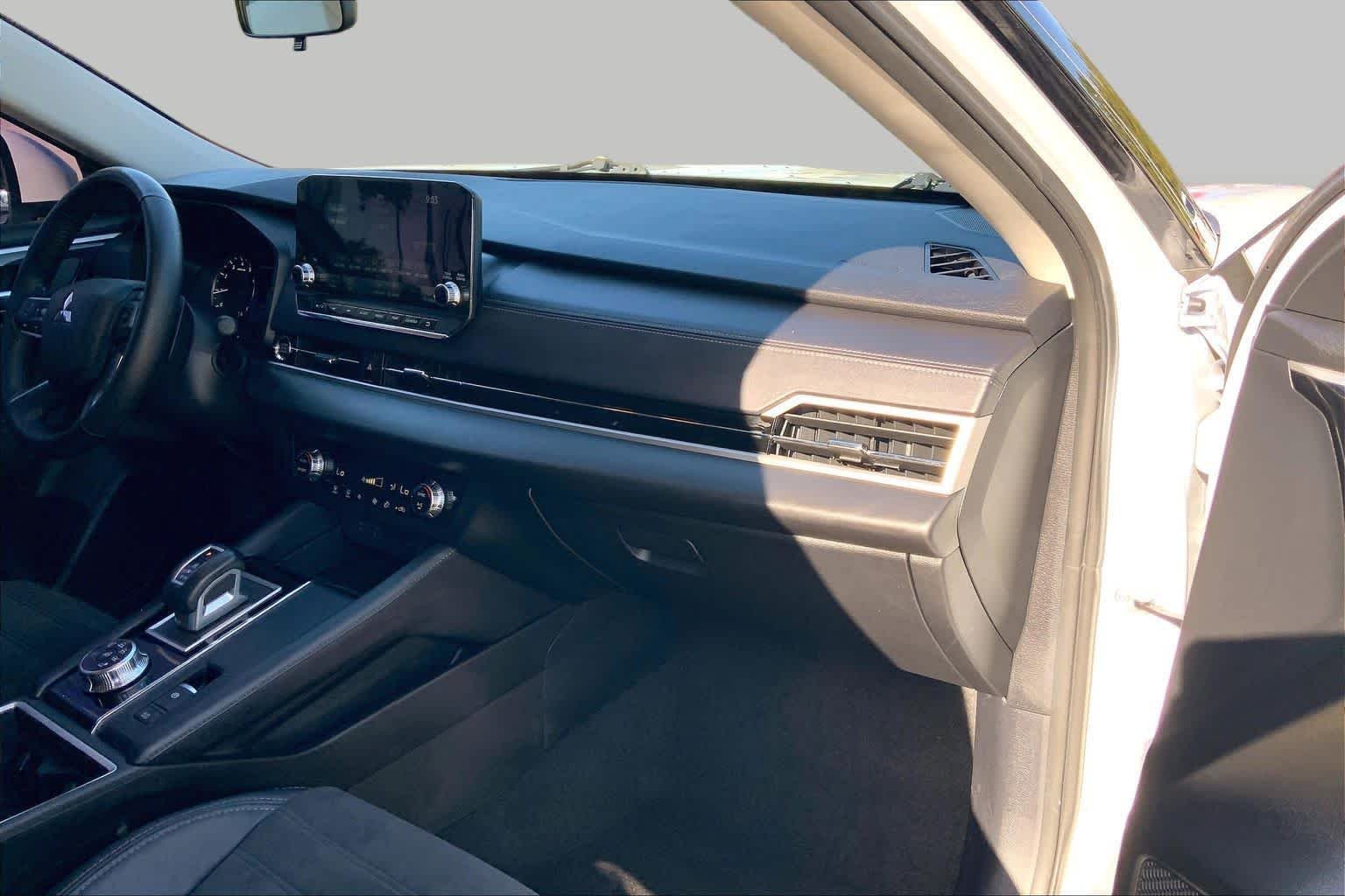 Used 2024 White Diamond Mitsubishi SE image 16